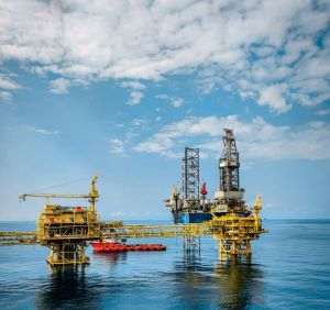 Cercetători ruşi au creat o peliculă polimerică reutilizabilă care absoarbe petrolul de la suprafaţa apei